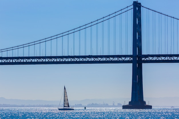 San Francisco Bay bridge zeilboot van Pier 7 California