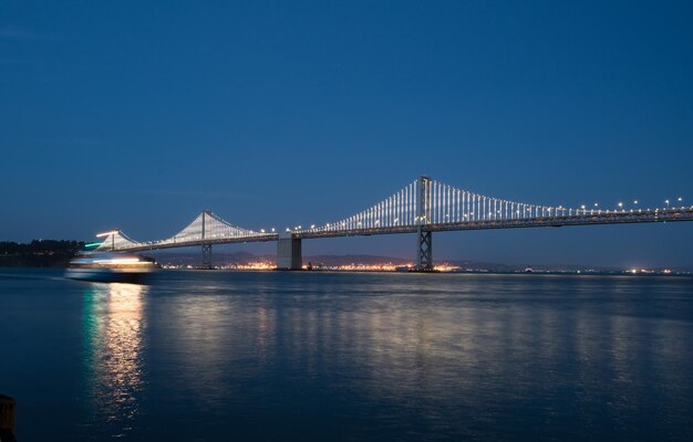 San Francisco Bay-brug 's avonds verlicht