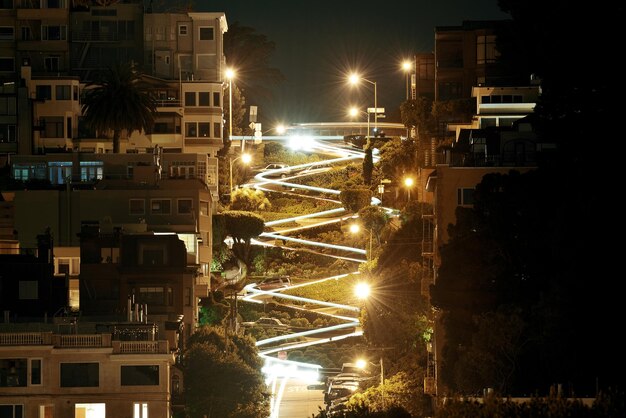 Foto san francisco lombard street di notte