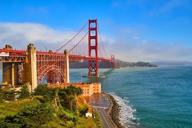 Photo san francisco's iconic golden gate bridge on foggy morning