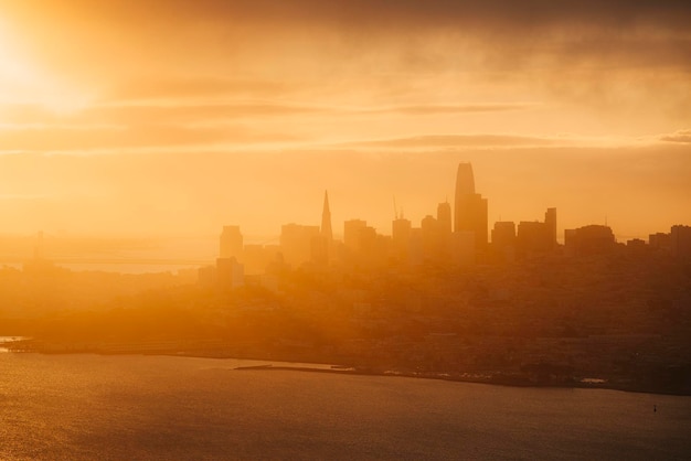 Photo the san francisco skyline in california usa during the sunrise