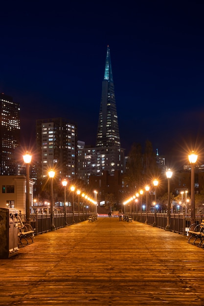 Foto skyline di san francisco di notte