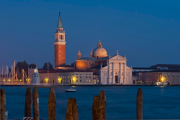 산 조르지오 마조레 (San giorgio maggiore) 와 밤에 도시의 그랜드 운하