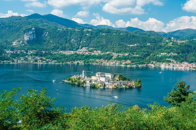 San Giulio Island는 베네딕토회 수도원이 있는 Piedmont의 Orta 호수 안에 있는 섬입니다.