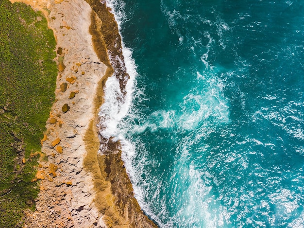 カリブ海プエルトリコの海岸ビーチのサンファンエルモロドローントップダウン風景