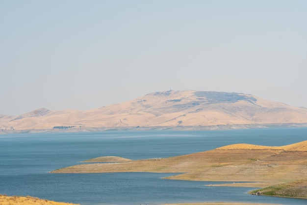 San Luis Creek California의 건기와 더운 계절 인공 호수 동안 San Luis 저수지