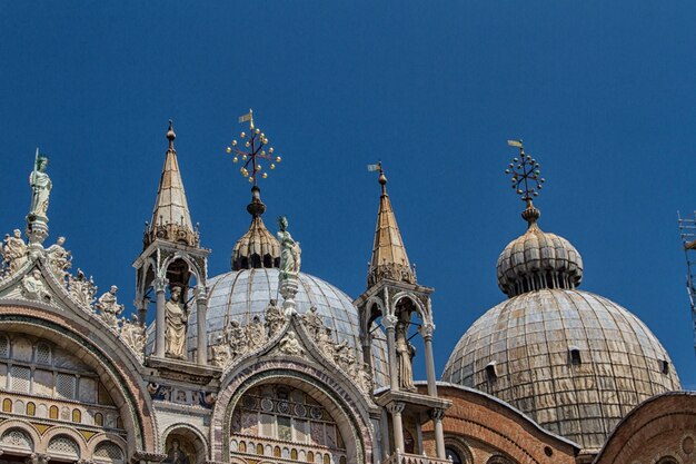 Foto san marco basiliek kathedraal kerk standbeelden mozaïeken details dogenpaleis venetië italië