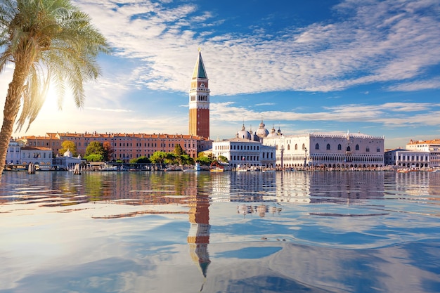 Сан-Марко и Дворец Дожей за видом на пальму из лагуны Венеции Италия
