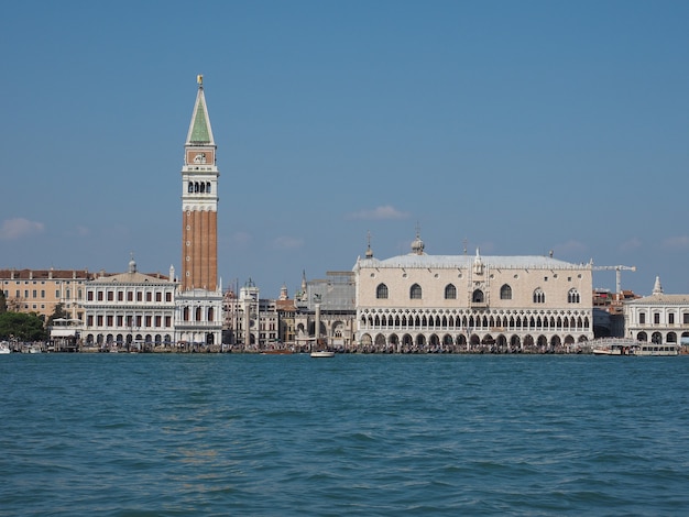 San Marcoplein gezien vanaf het San Marcobassin in Venetië