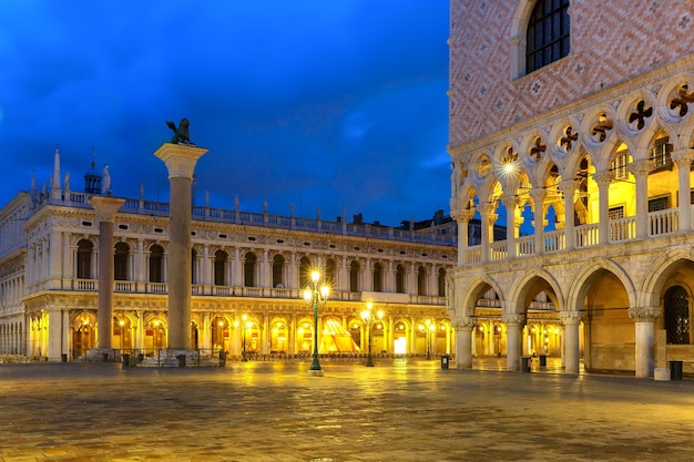 San Marcoplein 's nachts Venetië Italië