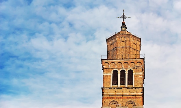 San Maurizio klokkentoren op een bewolkte dag