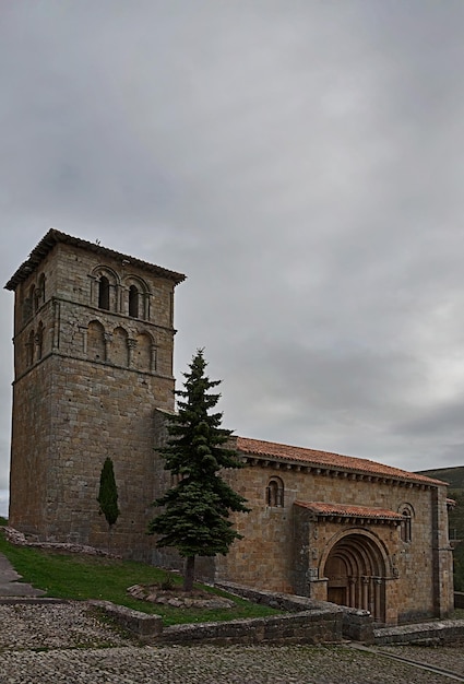 San pedro de cervatos is een katholieke tempel in romaanse stijl in cervatos, cantabrië, spanje