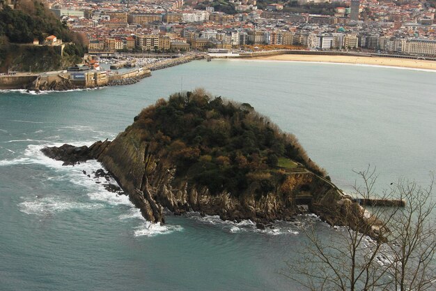 Photo san sebastian pais vasco winter view spanish coast spanish city, basque country donostia city beach