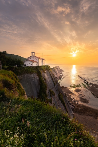 San Telmo ermitage op de top van de klif van het strand van Itzurun in Zumaia, Baskenland.