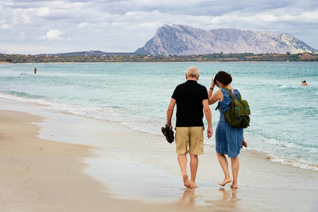 San Teodoro, Italië - 9 September 2017: Toeristen koppelen in de zomer op het strand van La Cinta aan de Middellandse Zee op het eiland Tavolara op het eiland Sardinië in Italië. Uitzicht op het Sardijnse strand in Sardegna.