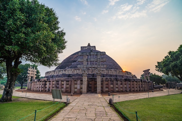 Sanchi Stupa, Madhya Pradesh, India. Oude boeddhistische bouw, religie mysterie. Sunrise hemel.