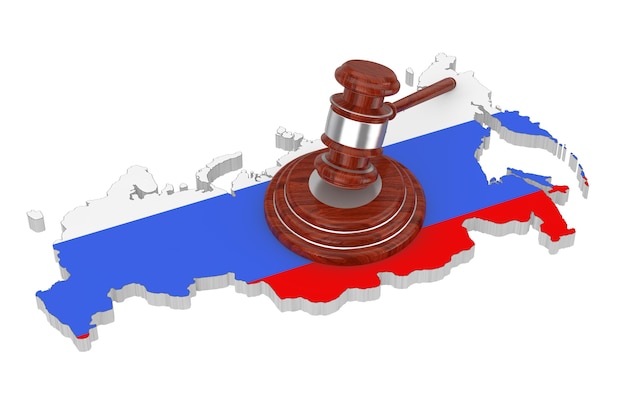 Sancties Concept. Houten Justitie hamer met klankbord over Rusland kaart met vlag op een witte achtergrond. 3D-rendering