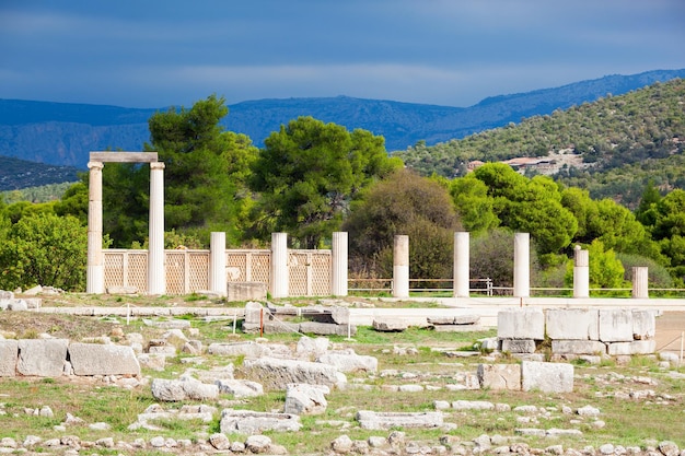 ギリシャのエピダウロスにあるアスクレピオス遺跡の聖域。エピダウロスは、古代ギリシャの医学の神アスクレピオスに捧げられた古代都市です。