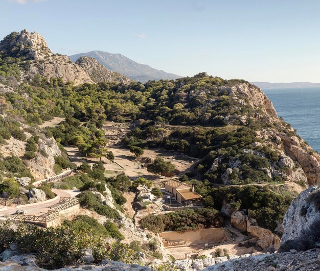 Foto il santuario della dea hera akraia in una piccola baia del golfo di corinto in grecia