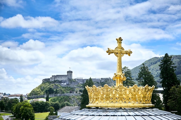 루르데스 성당 (Lourdes Sanctuary) 로자리 성모 대성당의  (Dome of Our Lady of the Rosary) 황금 왕관과 십자가 (Golden Crown and the Cross)