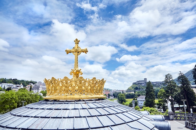 Foto santuario di lourdes cupola della basilica di nostra signora del rosario corona d'oro