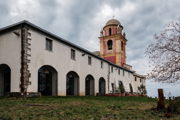 イタリア、リグーリア州のチンクエテッレ国立公園の古い村、ロマッジョーレの「ノストラシニョーラディモンテネーロ」の聖域