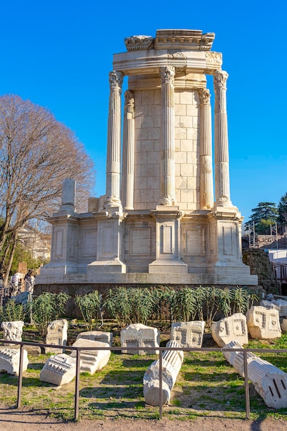 Foto santuario di vesta con colonne ragionevolmente conservate all'interno del palatino roma italia