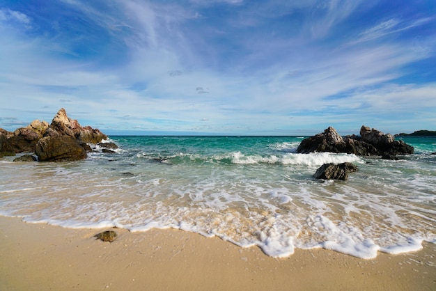 Spiaggia di sabbia tra le rocce a koh lan island tailandia