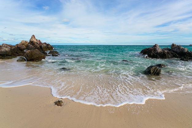 Photo sand beach among rocks at koh lan island thailand