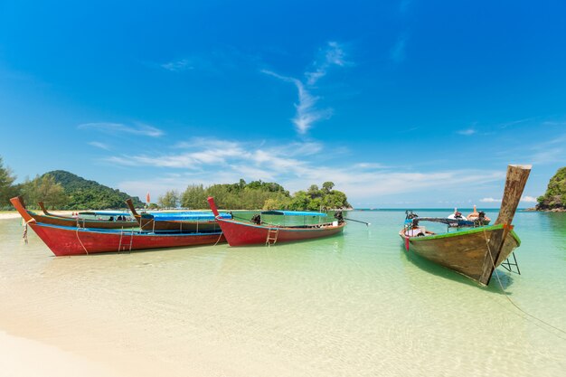 песчаный пляж и длиннохвостый катер на острове Кхам-Ток (Koh-Kam-Tok), прекрасное море Провинция Ранонг, Таиланд.