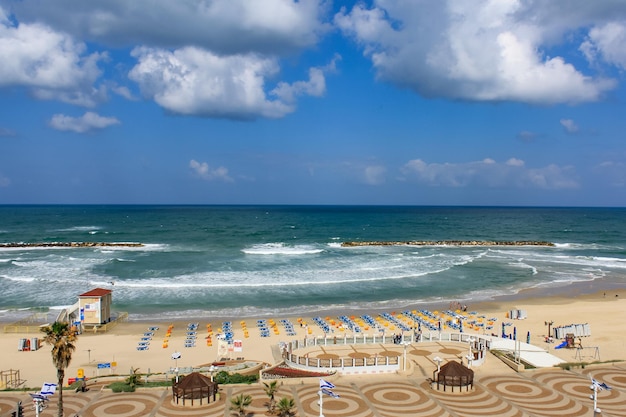 Spiaggia di sabbia e lungomare tel aviv israele