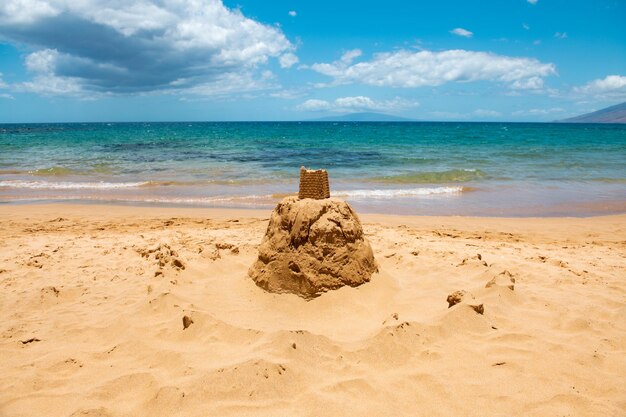 砂の城海の背景太陽の光と熱帯の夏のビーチの自然コピースペースと砂浜の海の水夏休みのコンセプト