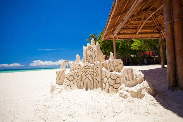 Insabbi il castello su una spiaggia sabbiosa tropicale bianca a boracay, le filippine