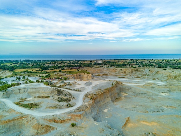 Песчаные кратеры в Черногории и современное оборудование и машины для добычи песка против