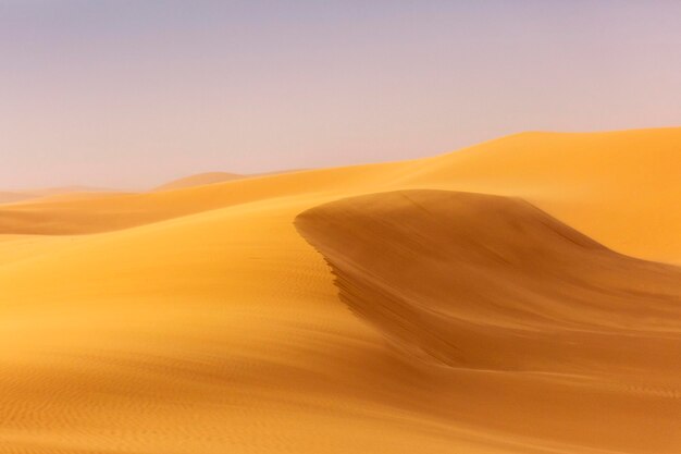 Фото Песчаные дюны в пустыне на фоне ясного неба