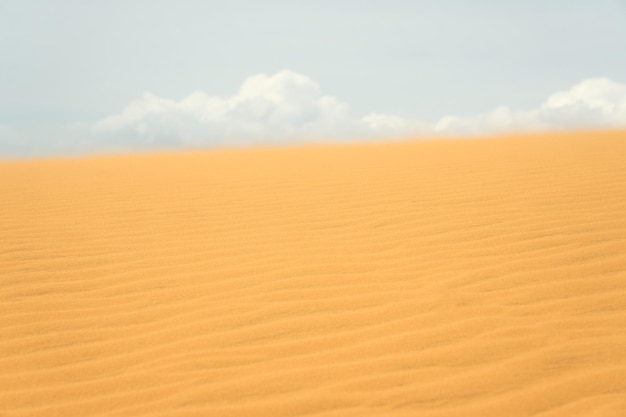 写真 砂漠の砂丘と雲の背景