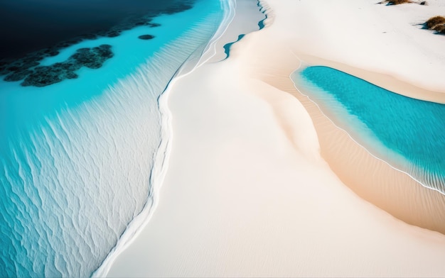 Песчаная дюна покрыта голубой водой.