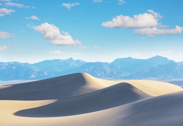 Dune di sabbia nel parco nazionale della valle della morte, california, usa. tonalità corallo vivente.