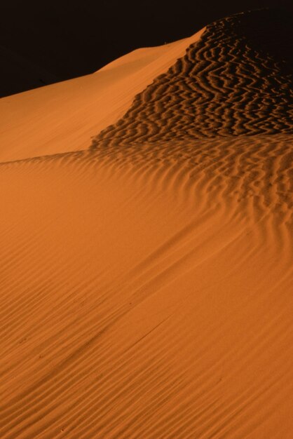 Foto dune di sabbia nel deserto contro il cielo