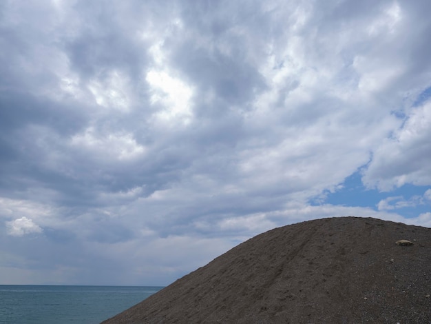 砂丘と曇り空