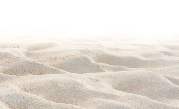 Natura di sabbia sulla spiaggia su bianco come sfondo.