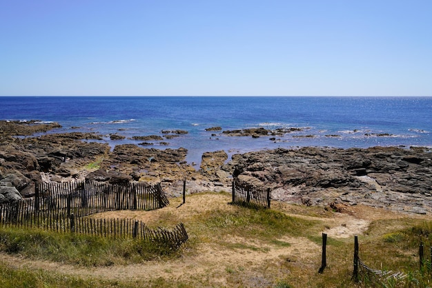 砂の小道の海岸へのアクセスは、フランス語でブルターニュの大西洋海への岩のビーチの入り口