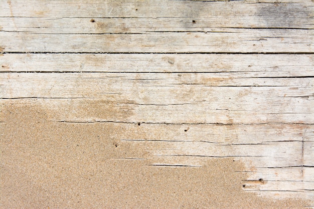 板張りの木の上の砂。コピースペースと夏の背景。上面図