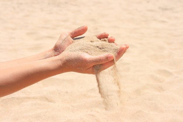 Photo sand running through hands