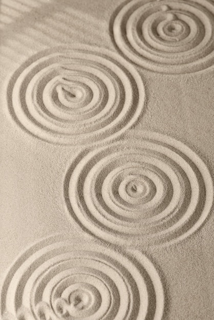 Текстура поверхности песка с плавными линиями и тенями
