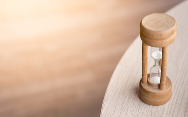 Photo sand watch on the wood table