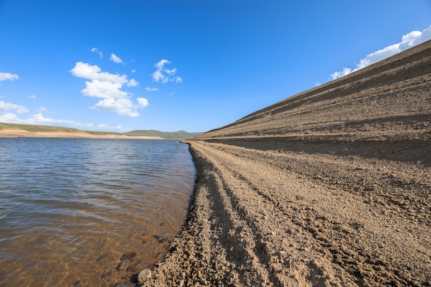 песок и вода в водохранилище