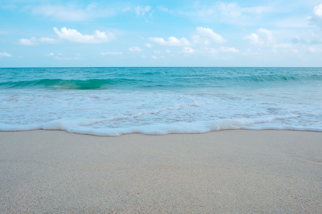 Photo sand with wave and sea