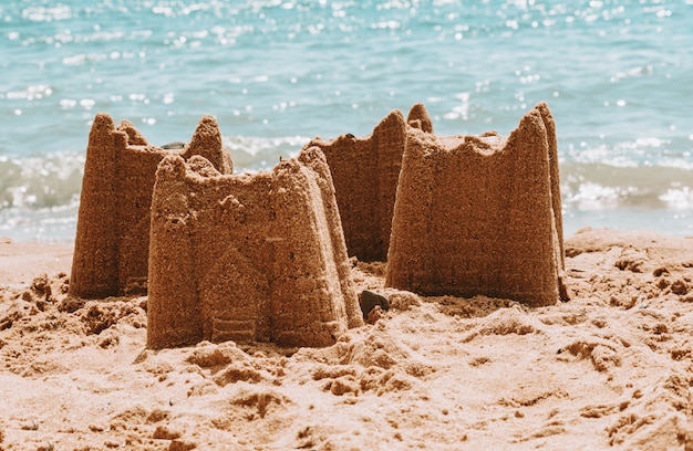 Castelli di sabbia sulla spiaggia