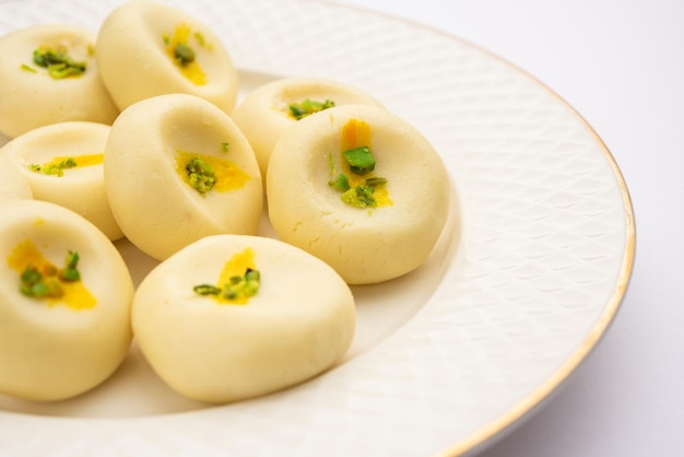 Sandesh of shondesh is een dessert afkomstig uit het bengaalse india, gemaakt met melk en suiker